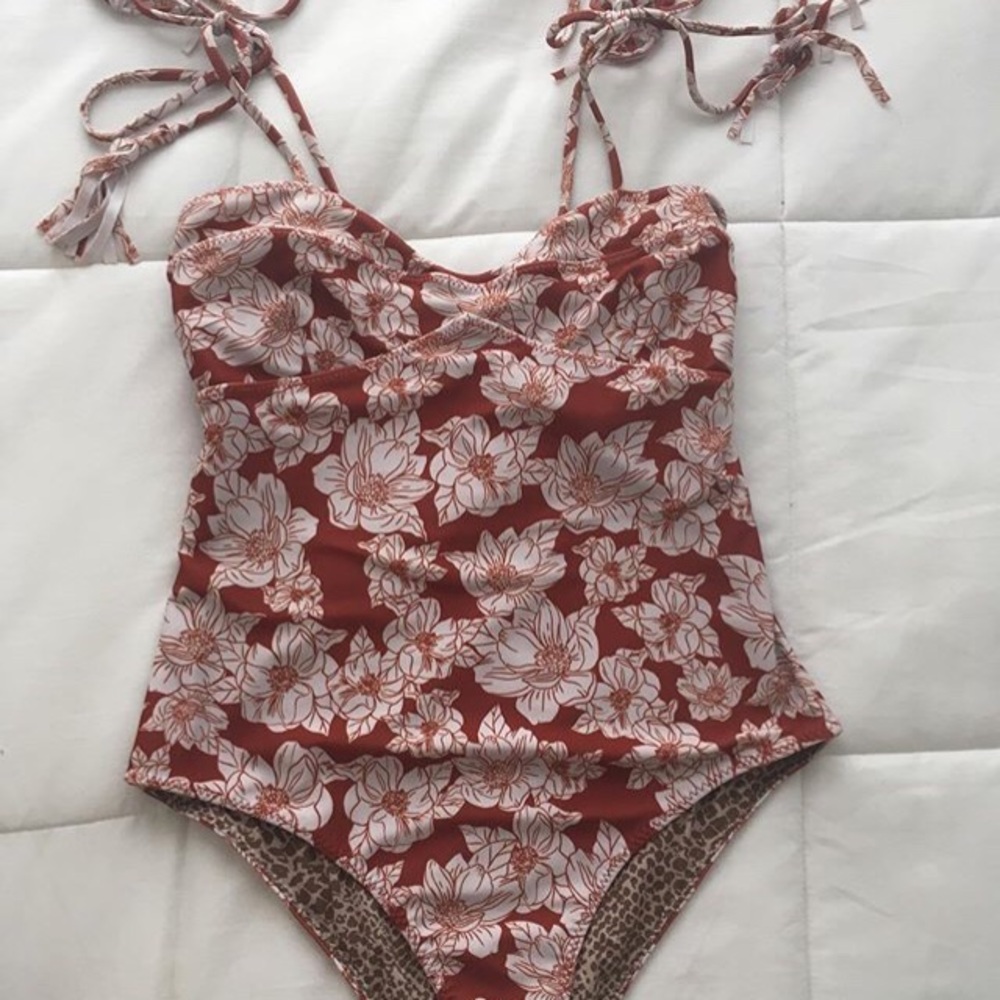 Acacia rust magnolia one piece (ulumalu)
Size Xs